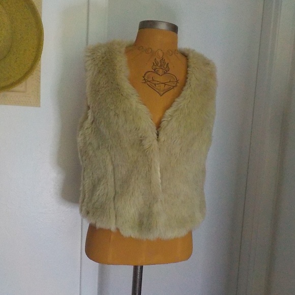 hazel Faux Soft Fur Vest - Picture 5 of 10